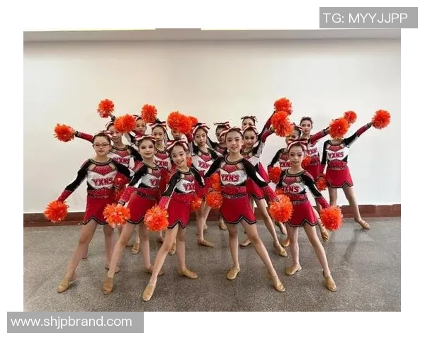 足球啦啦队精彩瞬间集锦展现青春活力与团队精神的完美结合